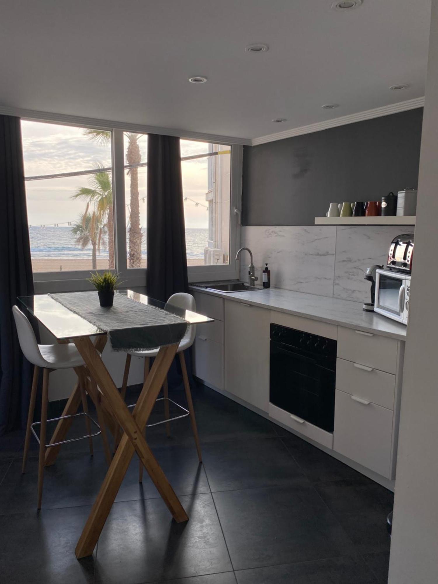 Apartamento frente al mar, moderno con aire acondicionado, parking y free Wi-Fi Benidorm Habitación foto