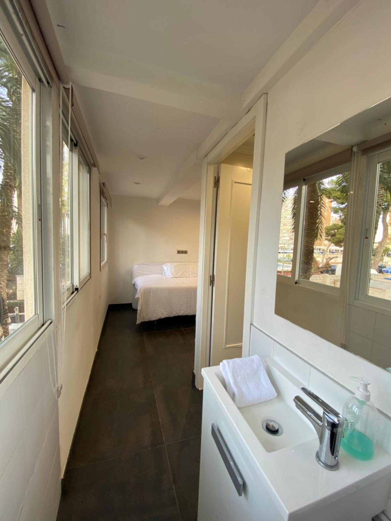 Apartamento frente al mar, moderno con aire acondicionado, parking y free Wi-Fi Benidorm Habitación foto