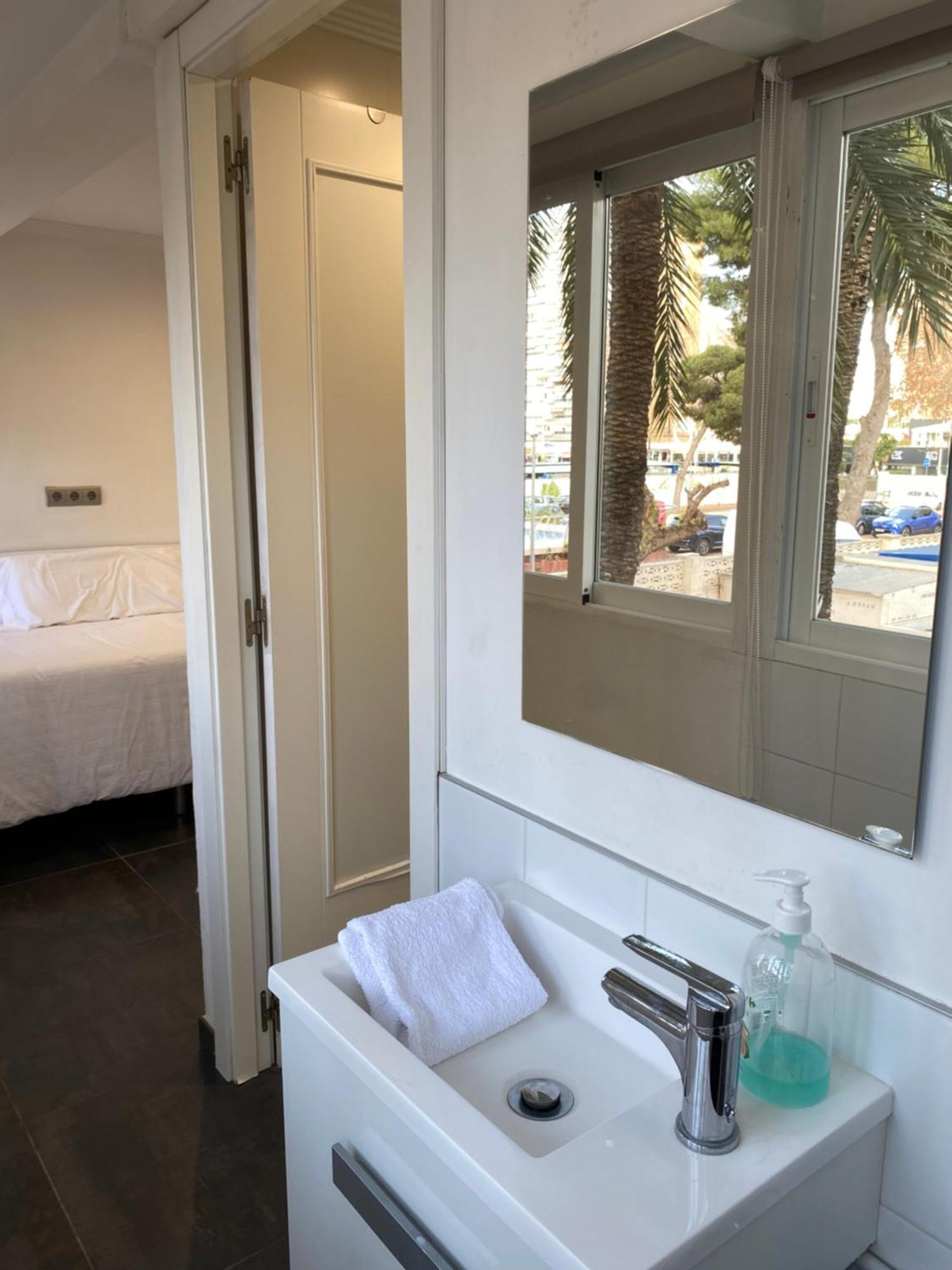 Apartamento frente al mar, moderno con aire acondicionado, parking y free Wi-Fi Benidorm Exterior foto